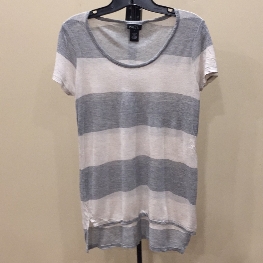 Juniors white and gray rue 21 T-shirt